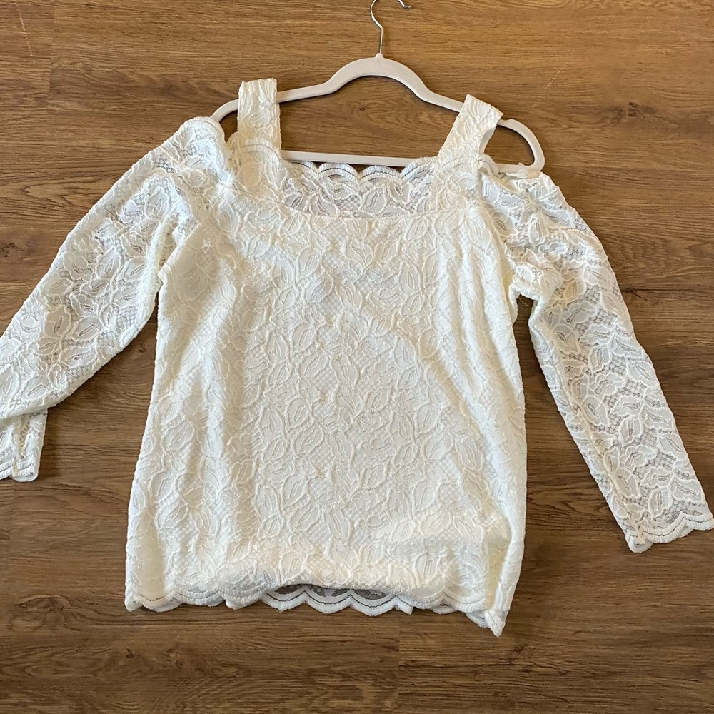 🍁NWT Chico Cold Shoulder Lace Too